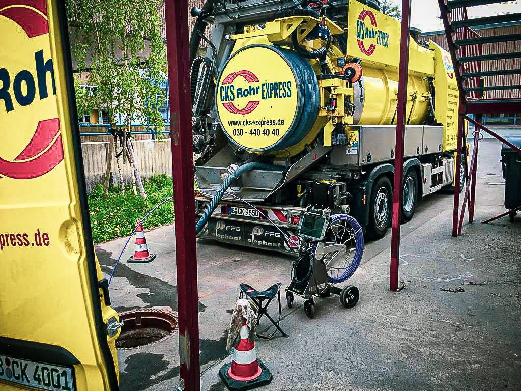 Spühlwagen für die Rohrreinigung in Berlin in Aktion